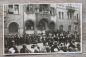 Preview: AK München / 1920-1930er Jahre / Foto / Schäfflertanz / Musiker / Polizist mit Pickelhaube / Gebäude Strasse